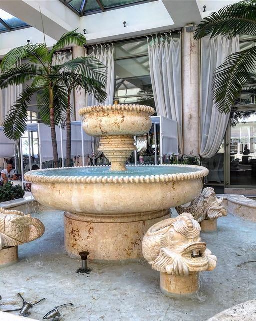 Uma bela foto do icônico hotel Phoenicia para inspirar a sua manhã. Bom... (Phoenicia Hotel Beirut)