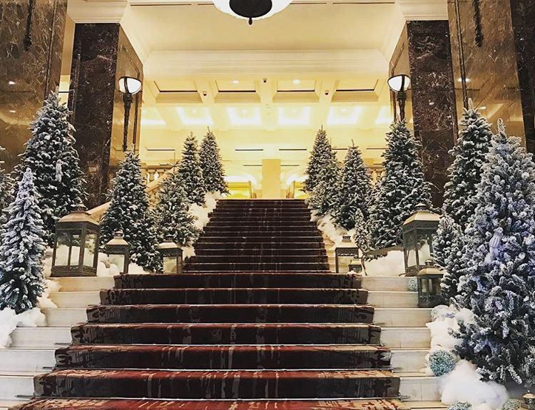 Uma linda floresta natalina decora a entrada espetacular do hotel... (Phoenicia Hotel Beirut)