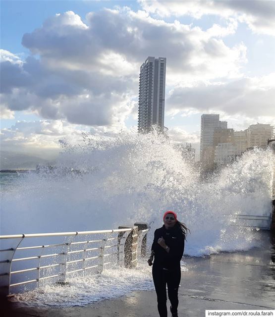 Under attack by the sea...  whatafeeling  morningrun giantwaves ... (Manara Beyrouth)