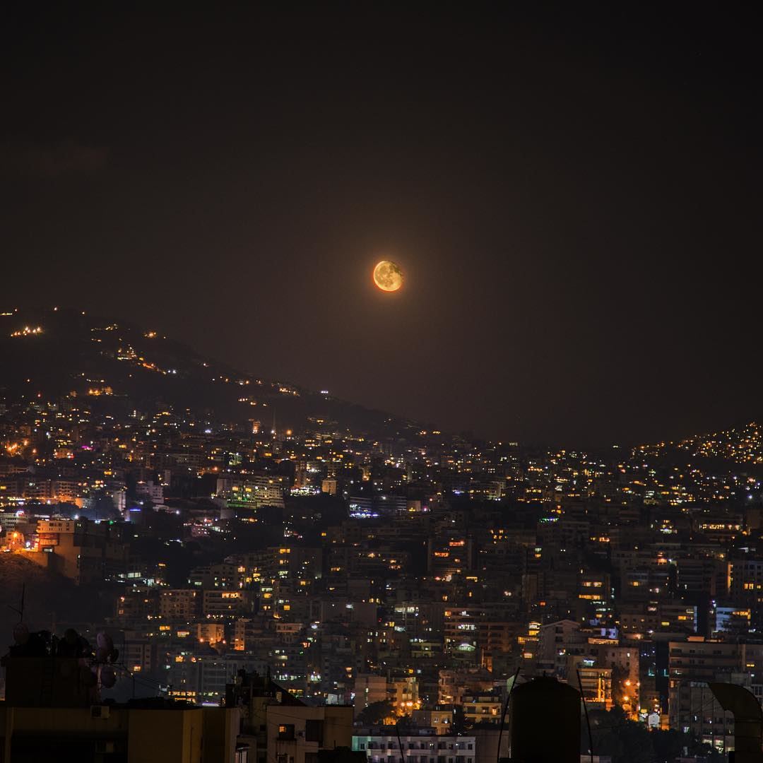 Under the moonlight....... moon  light  citylights  city  universe... (Mansouryia)