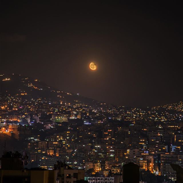 Under the moonlight....... moon  light  citylights  city  universe... (Mansouryia)