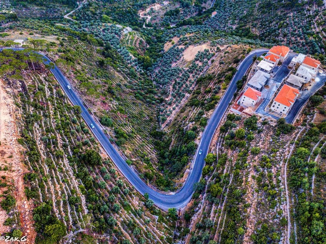 V road  town  livelovebeirut  livelovelebanon  deirelqamar  lebanon  leb ... (Deïr El Qamar, Mont-Liban, Lebanon)
