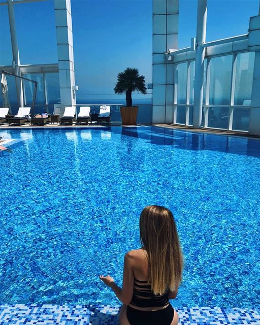 Vacation workout: 10 pool ups a day 💆‍♀️  doingthisright ? (Four Seasons Hotel Beirut)