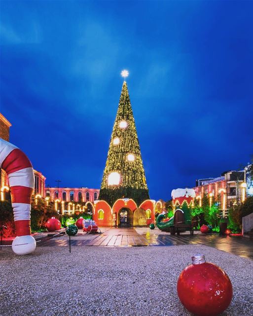 Vila natalina de Byblos, fotografada por @paulsaadsa 🇱🇧 Christmas... (Byblos, Lebanon)