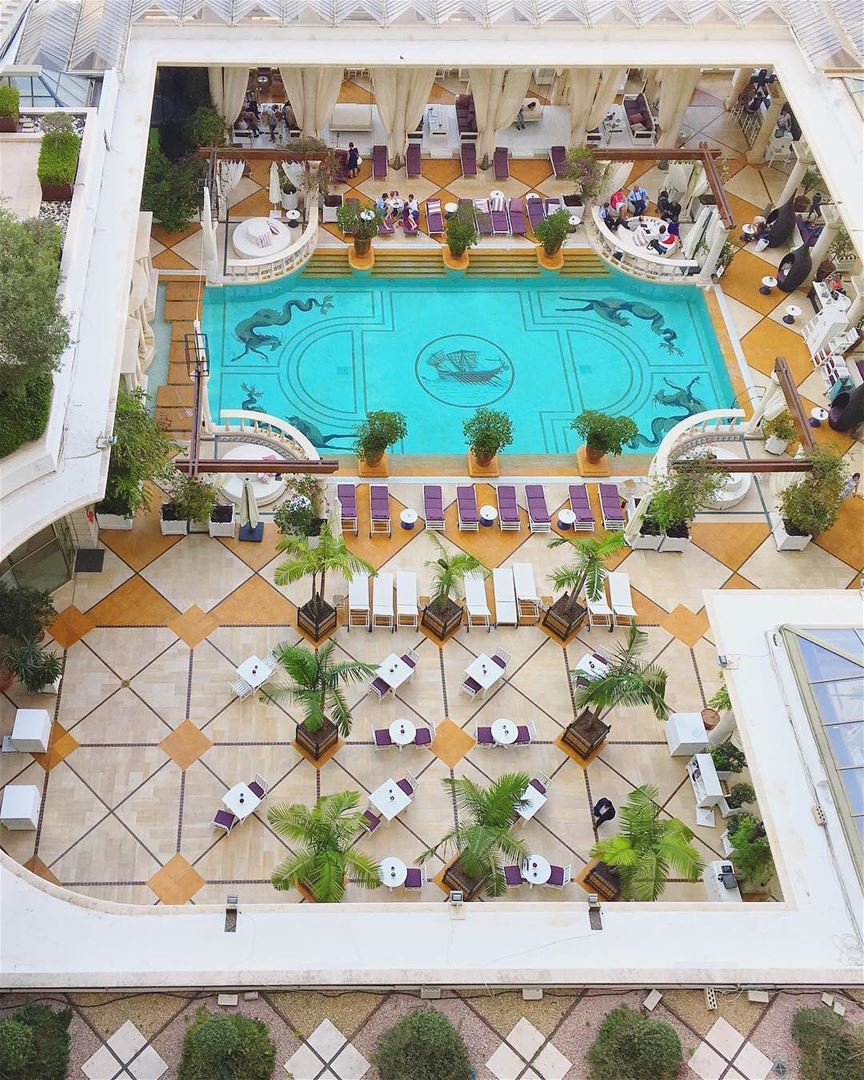 Vista para a piscina ornada com mosaicos fenícios desde um dos quartos do... (Phoenicia Hotel Beirut)