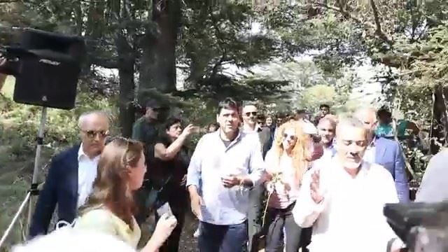 Vídeo inédito da popstar @Shakira visitando a cidade natal de sua avó... (Arz Tannoûrîne)