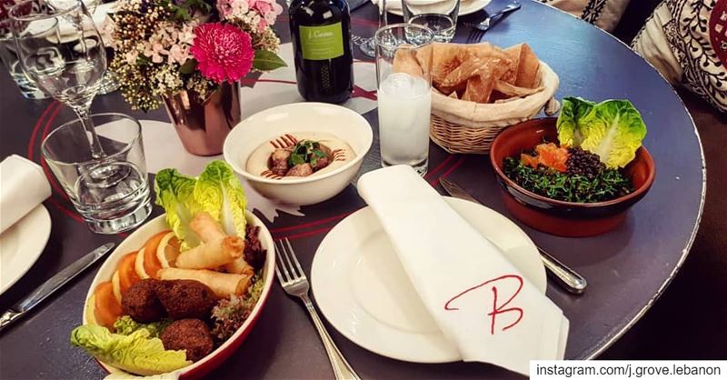 Welcoming the weekend with this authentic Lebanese mezze from @bergerac 🥗...