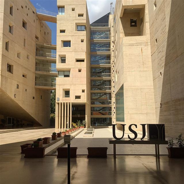 When  architecture meets  education ! @usjliban  city  building  architect... (CIS-USJ)