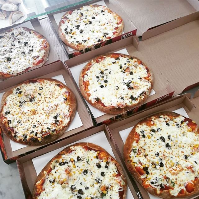 When in doubt,order Pizza!Comment with a 😋 if you craving those Pizzas🤣� (Rashet somsom - رشة سمسم)