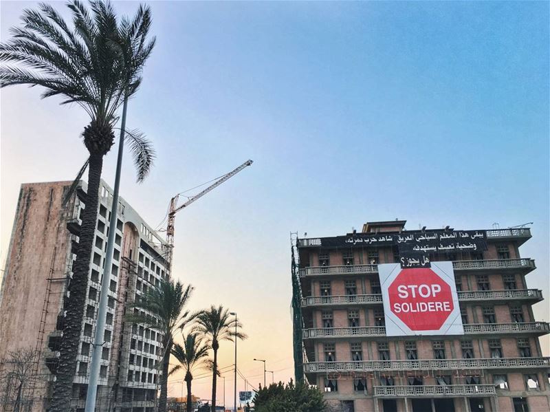 When the sun goes down 🌅 Полуразрушенное здание без окон с огромной вывеск (Beirut, Lebanon)