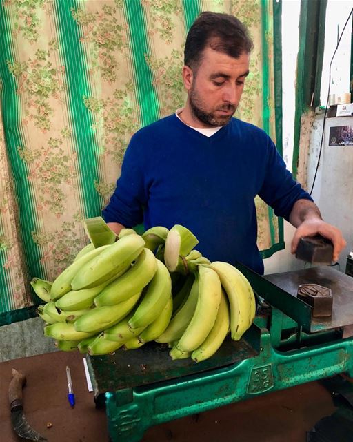 Why fix it when it ain’t broke?  oldfashioned  scale  weighing  bananas ... (Damour, Lebanon)
