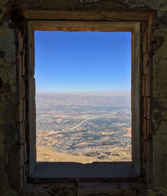 Window to the heart of the bekaa 🖼.. bekaa as seen from jabal el ... (Jabal el Knîssé)