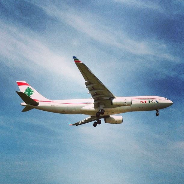 Wispy  landing  aircraft  hot  sunny  flying  mea  middleeastairlines ...
