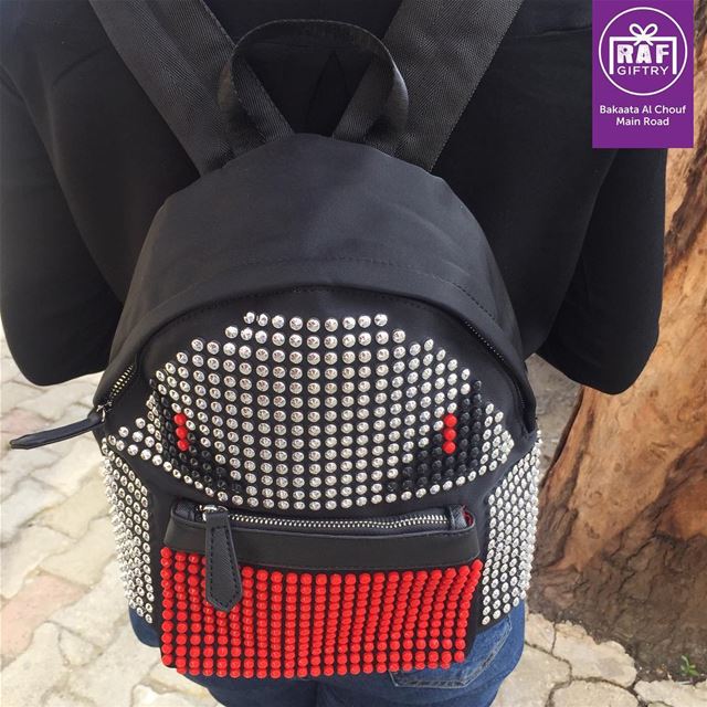 Worth putting it over the shoulders 🎒  raf_giftry...... backpack ... (Raf Giftry)