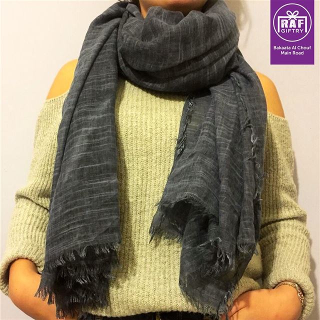 Wrap a scarf around as the weather gets colder 🧣🧣 raf_giftry........ (Raf Giftry)