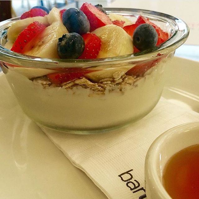 You can never go wrong with a little fresh fruit with yogurt in the morning before going to the office!!! (Bartartine)