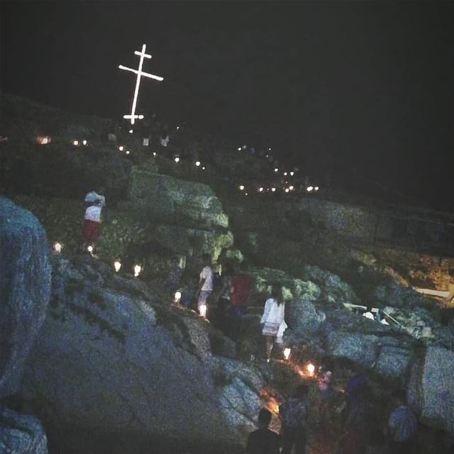 إضاءة الشموع على طريق الصليب المخلص في انفه الكورة - تحت الريح ١٣/٠٩/٢٠١٨ (Lebanon)
