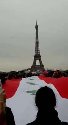  النشيد الوطني باريس جانب Tour Eiffel - لبنان ينتفض