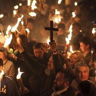 "النور المقدّس" يفيض من قبر  المسيح.. و"الشعلة" مساء في  لبنانفي كنيسة ال