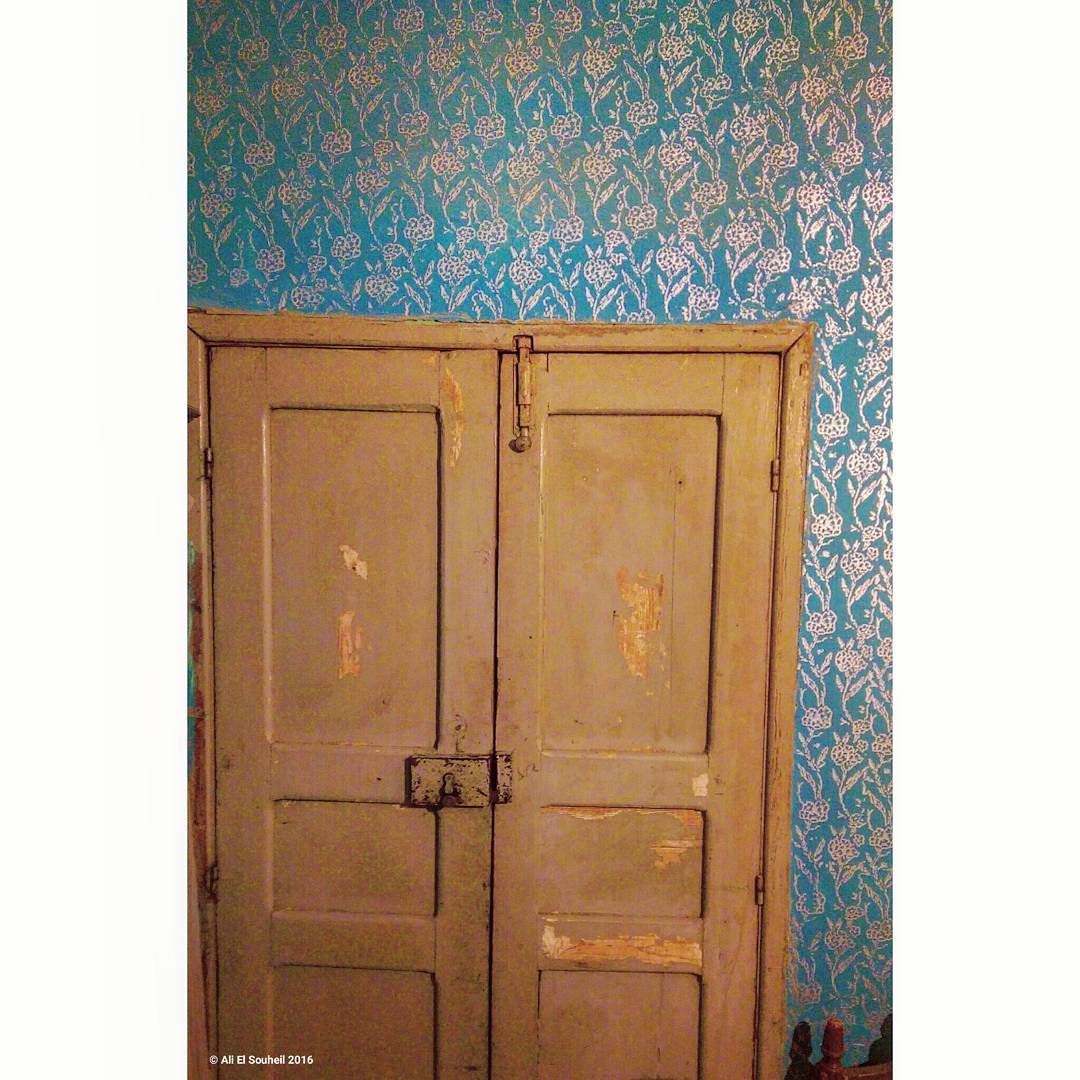 بيت جدّي 😍  old  antique  door  grandpa  house  wall  paint  pattern ... (Hallousieh)