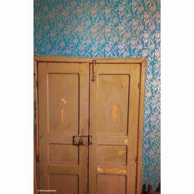 بيت جدّي 😍  old  antique  door  grandpa  house  wall  paint  pattern ... (Hallousieh)
