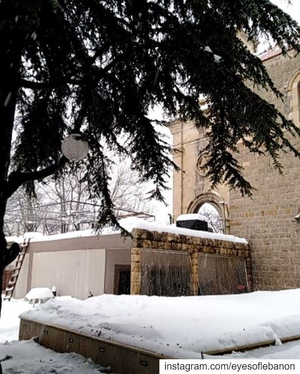 تساقط الثلج من سيدة الإنتقال تنورين الفوقا 😍Video taken by @jules.harb 😀 (Tannurin Al Fawqa, Liban-Nord, Lebanon)