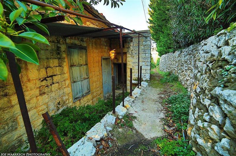 تعي نئعد بالفيّ، مش لحدا هالفيّ...  house  old  road  oldhouse  ghazir ... (Ghazir, Mont-Liban, Lebanon)