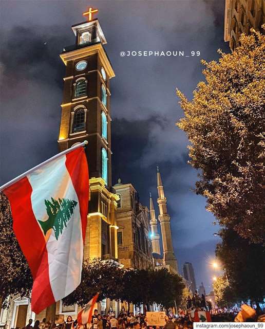 ثورة لبنان مسلمين ومسيحيين 🇱🇧  لبنان_ينتفض  myshot [swipe👉🏼] (ساحة رياض الصلح)