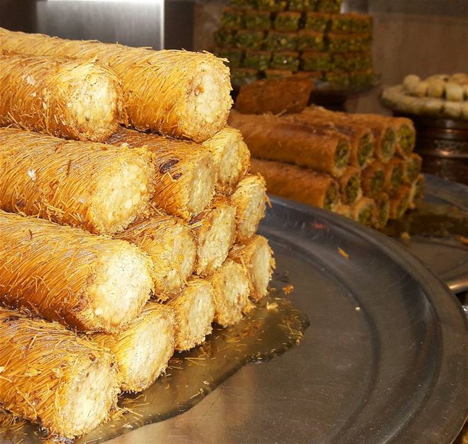 روائح الحلويات منتشرة في طرابلس بمناسبة المولد النبوي الشريف. كل عام و الج (Tripoli, Lebanon)