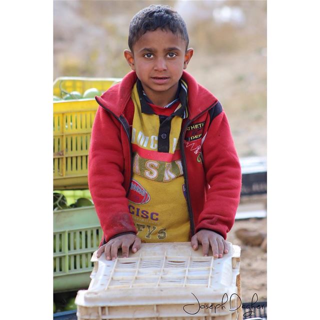 طفل سوري بالرغم من الحرب والتهجير! بس شاف الكاميرا ضحك ضحكة حزينة كلها امل (Kfardebian)
