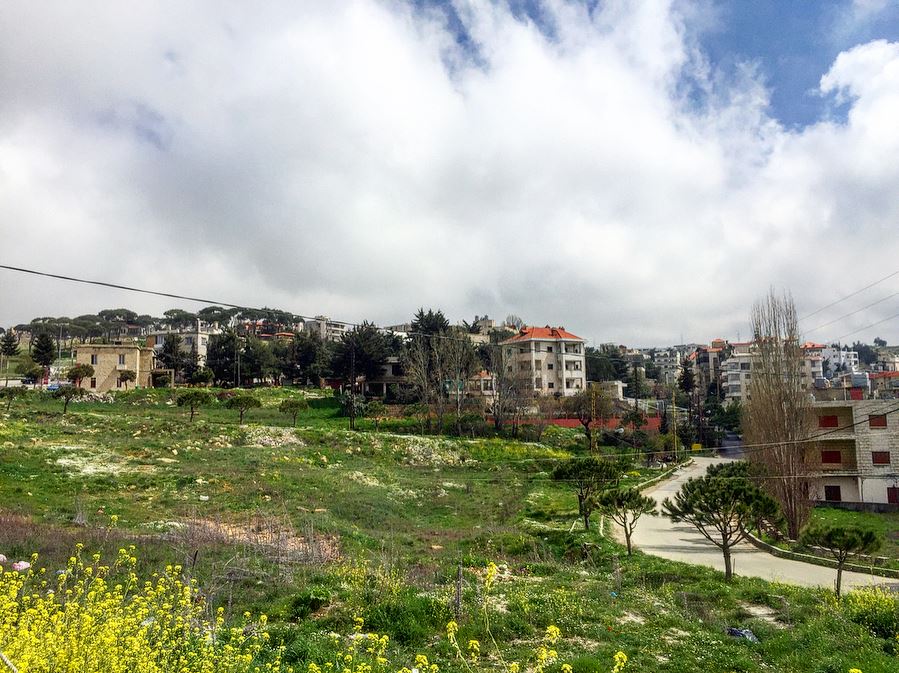 عالضيعة يامّا عالضيعة..💚💛 village  lebanesevillage  spring  nature ... (Ru'Aysat Sawfar, Mont-Liban, Lebanon)
