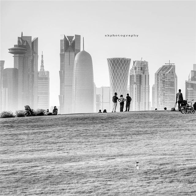 عشرون أغنية عن الموت المفاجيءكل أغنية قبيلةو نحب أسباب السقوطعلى الشوارع (Doha)