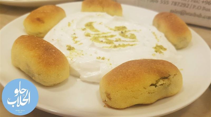 غمس الكرابيج بالناطف 😍😉 taste that pistachio flavored sweet 👌 ---------- (Abed Ghazi Hallab Sweets)