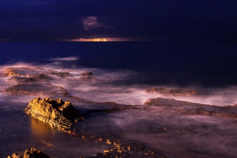 فجأة نزل الليل حامل امواج الويل، سرقني من خوفي شردني ببحر الليل..•••... (Ain El Mreisse, Beyrouth, Lebanon)