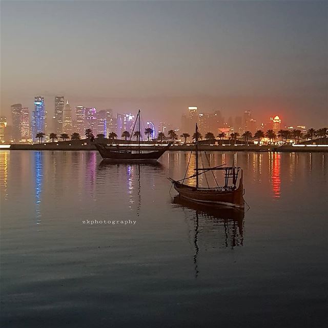 لا أخرج من الظلمة إلاّ لأحتمي بعريكِ ولا من النور إلاّ لأسكر بظلمتك *أنسي (Doha)