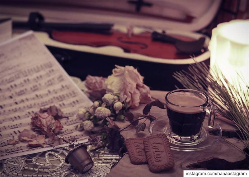 لذة المساء في كوب قهوة وعزلة موسيقية.....بعلبك  روقان_تايم  تصوير  عدستي ...