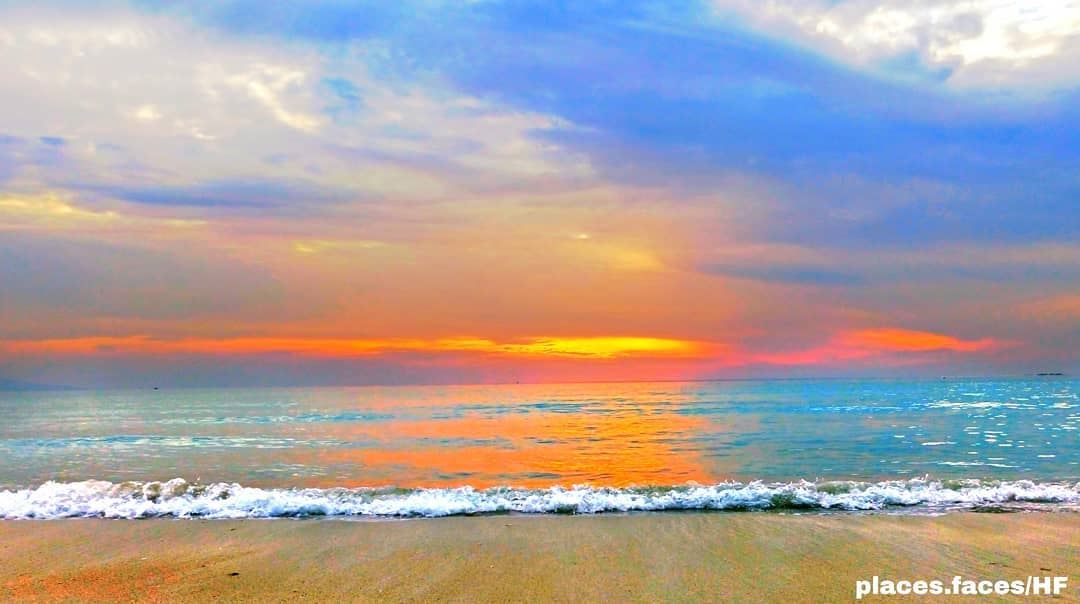 من أراد أن يشعر بالحب والحنين، فليجلس ليراقب غروب الشمس على شاطئ مدينة صور... (Tyre, Lebanon)
