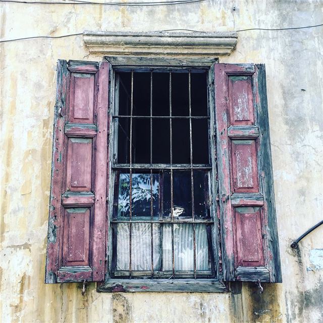 من الشّباك لمحتك يا غدع 😉  window  old  picoftheday  photooftheday ... (Achrafieh, Lebanon)