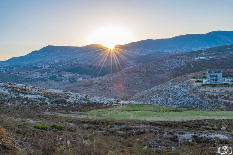 من هنا من إقليم التفاح تشرق الشمس 🌞 sunrise  sunriselebanon ... (Deir Al Zehrane)