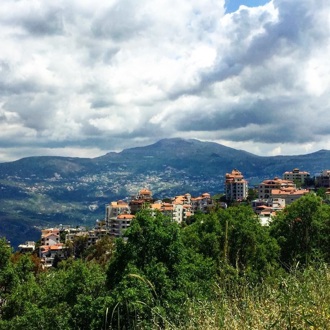 منظر غائم كلّياً..☁️💙————————— mountains  village  cloudy  sky ... (Baalchmay, Mont-Liban, Lebanon)