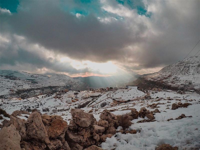 ناس بالثلج و ناس بالشمس🔦.......... lebanon  faraya ... (Faraya, Mont-Liban, Lebanon)