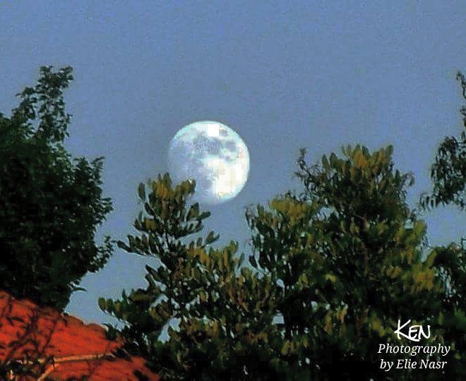 ...نحنا والقمر جيران عارف مواعيدناوتارك بقرميدناأجمل الألوان نحنا_وال (Jeddâyel, Mont-Liban, Lebanon)