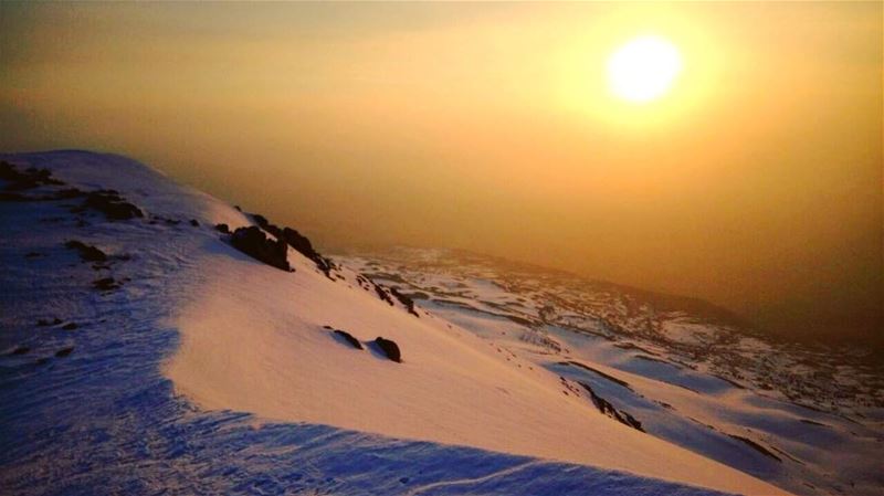 وبس تشرق الشمس ما بيبقى غيرها ☀️  sunrise  sun  bekaa  valley  mountain ... (Mount Kneiseh Summit)