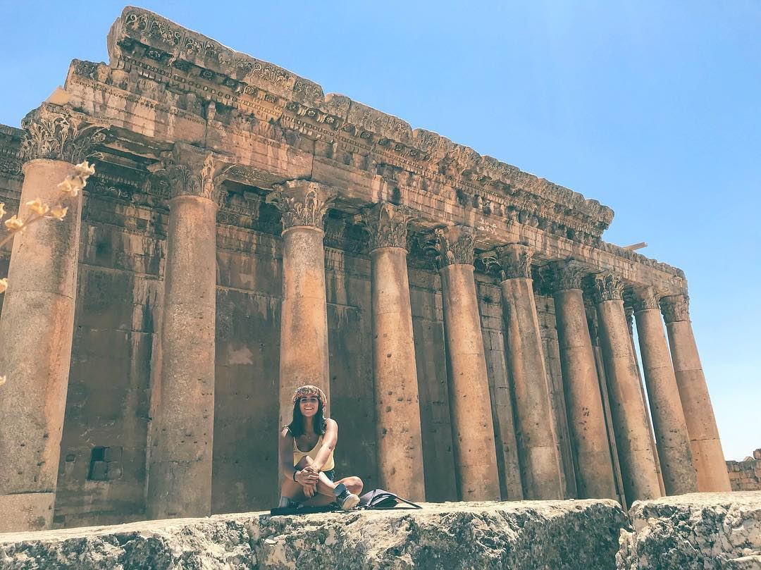 وملبَّك بالحُب ملبَّك... وتروح 🎈📷: @walidaboulhosn ⠀⠀⠀⠀⠀⠀⠀⠀⠀⠀⠀⠀ ⠀⠀⠀⠀⠀⠀⠀⠀ (Baalbek , Roman Temple , Lebanon)