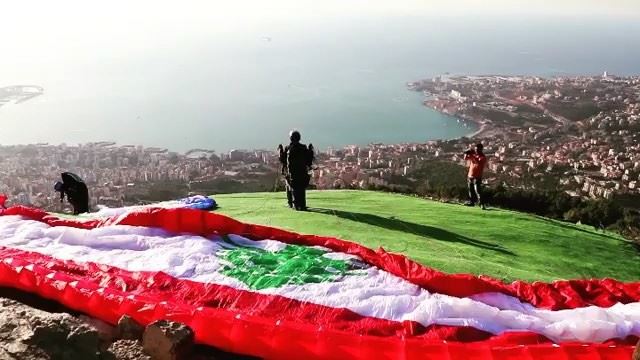 🇱🇧❤️  Repost @paraglidingclubthermique・・・🇱🇧بعيدو ال 75... تذكروا:  ل (Lebanon)