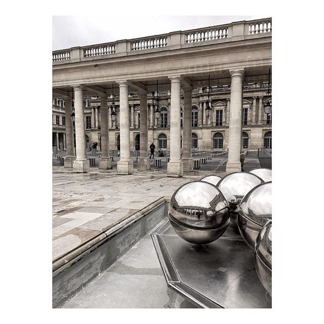 ⚪️⚫️⚪️  architecture  winter  iphonephotography  iphone  paris ... (Palais Royal)