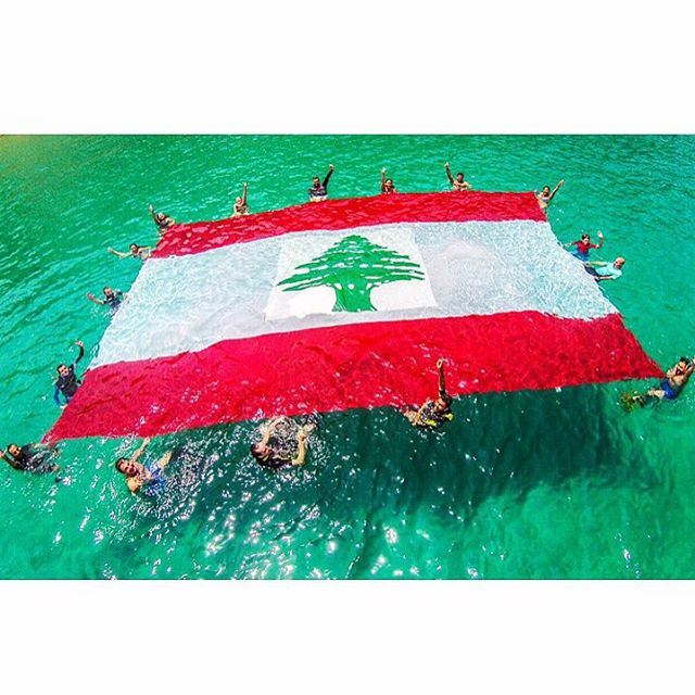 17 divers and helpers raised a 66 sqm Lebanese flag, the largest... (Chekka Jdîdé, Liban-Nord, Lebanon)