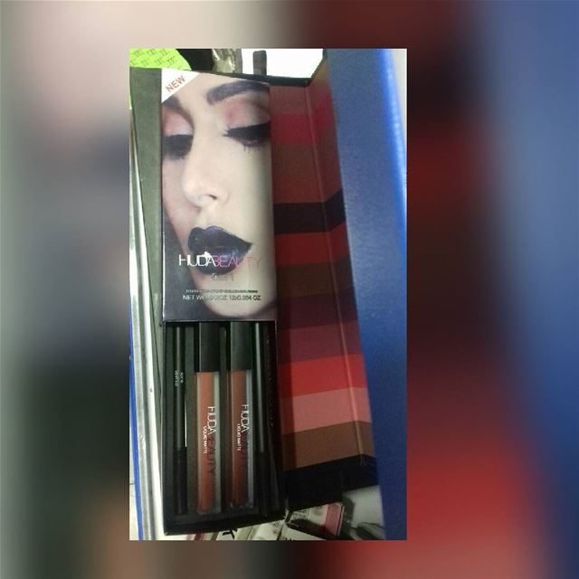 2 pencil & 2 lipsticks Huda beauty عرض :متوفر الآن للطلب ديراكت واتساب :