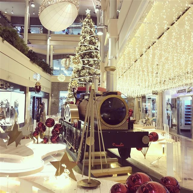 4days left!!🎄 christmasdecorations  christmasspirit  christmasiscoming ... (Abc Achrafieh)