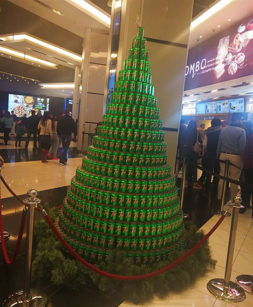 7up Christmastree..... Ya laziz ya raye2 green  7up  family ... (City Centre Beirut)